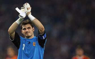 Hannover, GERMANY:  Spanish goalkeeper Iker Casillas applauds at the end of the World Cup 2006 round of 16 football game Spain vs. France, 27 June 2006 at Hanover stadium. An inspired France marshalled by Zinedine Zidane swept to a 3-1 win over Spain to set up a dream World Cup quarter-final date with Brazil. AFP PHOTO / PIERRE-PHILIPPE MARCOU  (Photo credit should read PIERRE-PHILIPPE MARCOU/AFP via Getty Images)