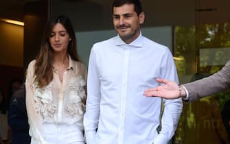 TOPSHOT - Porto's Spanish goalkeeper Iker Casillas leaves a hospital with his wife Sara Carbonero in Porto on May 06, 2019 after recovering from a heart attack. - The 37-year-old, who has 167 Spain caps and played more than 500 games for Real Madrid, suffered what the Portuguese club called an "acute myocardial infarction" during training on May 2. (Photo by Miguel RIOPA / AFP)        (Photo credit should read MIGUEL RIOPA/AFP via Getty Images)