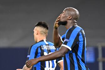Inter Milan's Belgian forward Romelu Lukaku celebrates scoring the opening goal with his teammates during the UEFA Europa League round of 16 football match Inter Milan v Getafe on August 5, 2020 in Gelsenkirchen, western Germany. (Photo by Ina Fassbender / various sources / AFP) (Photo by INA FASSBENDER/POOL/AFP via Getty Images)
