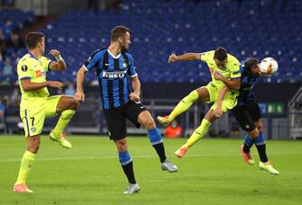 GELSENKIRCHEN, GERMANY - AUGUST 05: Nemanja Maksimovic of Getafe and Diego Godin of Inter Milan clash during the UEFA Europa League round of 16 single-leg match between FC Internazionale and Getafe CF at Arena AufSchalke on August 05, 2020 in Gelsenkirchen, Germany.  (Photo by Lars Baron/Getty Images)