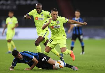 GELSENKIRCHEN, GERMANY - AUGUST 05: Nemanja Maksimovic of Getafe and Alessandro Bastoni of Inter Milan clash during the UEFA Europa League round of 16 single-leg match between FC Internazionale and Getafe CF at Arena AufSchalke on August 05, 2020 in Gelsenkirchen, Germany.  (Photo by Lars Baron/Getty Images)