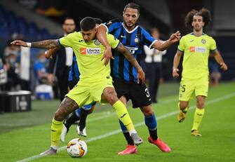 GELSENKIRCHEN, GERMANY - AUGUST 05: Mathias Olivera of Getafe and Danilo D'Ambrosio of Inter Milan clash during the UEFA Europa League round of 16 single-leg match between FC Internazionale and Getafe CF at Arena AufSchalke on August 05, 2020 in Gelsenkirchen, Germany.  (Photo by Ian Fassbender/Pool via Getty Images)