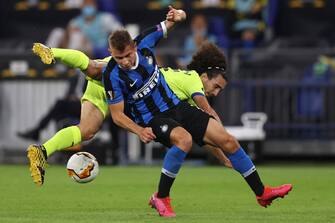 GELSENKIRCHEN, GERMANY - AUGUST 05: Nicolo Barella of Inter Milan and Marc Cucurella of Getafe clash during the UEFA Europa League round of 16 single-leg match between FC Internazionale and Getafe CF at Arena AufSchalke on August 05, 2020 in Gelsenkirchen, Germany.  (Photo by Lars Baron/Getty Images)