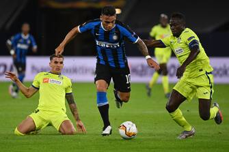 GELSENKIRCHEN, GERMANY - AUGUST 05: Lautaro MartÃ­nez of Inter Milan is closed down by Dakonam Djene of Getafe during the UEFA Europa League round of 16 single-leg match between FC Internazionale and Getafe CF at Arena AufSchalke on August 05, 2020 in Gelsenkirchen, Germany.  (Photo by Ian Fassbender/Pool via Getty Images)