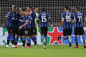 GELSENKIRCHEN, GERMANY - AUGUST 05: Romelu Lukaku of Inter Milan celebrates after scoring his sides first goal with team mates during the UEFA Europa League round of 16 single-leg match between FC Internazionale and Getafe CF at Arena AufSchalke on August 05, 2020 in Gelsenkirchen, Germany.  (Photo by Lars Baron/Getty Images)