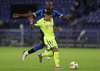 GELSENKIRCHEN, GERMANY - AUGUST 05: Mathias Olivera of Getafe and Romelu Lukaku of Inter Milan clash during the UEFA Europa League round of 16 single-leg match between FC Internazionale and Getafe CF at Arena AufSchalke on August 05, 2020 in Gelsenkirchen, Germany.  (Photo by Lars Baron/Getty Images)