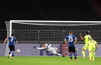 GELSENKIRCHEN, GERMANY - AUGUST 05: Jorge Molina of Getafe takes and misses a penalty during the UEFA Europa League round of 16 single-leg match between FC Internazionale and Getafe CF at Arena AufSchalke on August 05, 2020 in Gelsenkirchen, Germany.  (Photo by Lars Baron/Getty Images)