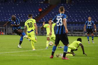 GELSENKIRCHEN, GERMANY - AUGUST 05: Romelu Lukaku of Inter Milan misses during the UEFA Europa League round of 16 single-leg match between FC Internazionale and Getafe CF at Arena AufSchalke on August 05, 2020 in Gelsenkirchen, Germany.  (Photo by Lars Baron/Getty Images)