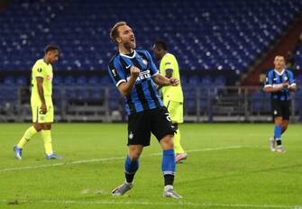 GELSENKIRCHEN, GERMANY - AUGUST 05: Christian Eriksen celebrates after scoring his sides second goal during the UEFA Europa League round of 16 single-leg match between FC Internazionale and Getafe CF at Arena AufSchalke on August 05, 2020 in Gelsenkirchen, Germany.  (Photo by Lars Baron/Getty Images)
