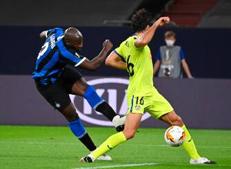 epa08586211 Inter's Romelu Lukaku (L) scores a goal for a 1-0 lead against Getafe's Xabier Etxeita (R) during the UEFA Europa League Round of 16 match between Inter Milan and Getafe at the stadium in Gelsenkirchen, Germany, 05 August 2020.  EPA/Ina Fassbender / POOL