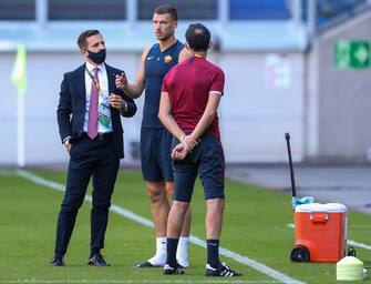 AS Roma's Bosnian forward Edin Dzeko (C) speaks with staff as he arrives for a training session on the eve of the UEFA Europa League round of 16 football match Sevilla FC vs AS Roma at the MSV Arena on August 5, 2020 in Duisburg, Germany. (Photo by Friedemann Vogel / POOL / AFP) (Photo by FRIEDEMANN VOGEL/POOL/AFP via Getty Images)