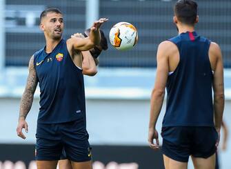 AS Roma's Spanish forward Carles Perez (L) attends a training session on the eve of the UEFA Europa League round of 16 football match Sevilla FC vs AS Roma at the MSV Arena on August 5, 2020 in Duisburg, Germany. (Photo by Friedemann Vogel / POOL / AFP) (Photo by FRIEDEMANN VOGEL/POOL/AFP via Getty Images)