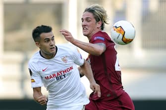 Sevilla's Spanish defender Sergio Reguilon (L) vies with AS Roma's Italian midfielder Nicolo Zaniolo during the UEFA Europa League round of 16 football match between Sevilla FC and AS Roma at the MSV Arena on August 6, 2020 in Duisburg. (Photo by Friedemann Vogel / POOL / AFP) (Photo by FRIEDEMANN VOGEL/POOL/AFP via Getty Images)