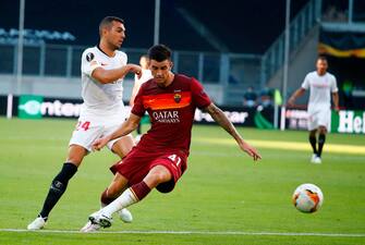 Sevilla's Spanish midfielder Joan Jordan Moreno (L) and AS Roma's Brazilian defender Roger Ibanez vie for the ball during the UEFA Europa League round of 16 football match between Sevilla FC and AS Roma at the MSV Arena on August 6, 2020 in Duisburg. (Photo by WOLFGANG RATTAY / POOL / AFP) (Photo by WOLFGANG RATTAY/POOL/AFP via Getty Images)