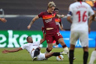 Sevilla's Brazilian midfielder Fernando (L) vies with AS Roma's Italian midfielder Nicolo Zaniolo during the UEFA Europa League round of 16 football match between Sevilla FC and AS Roma at the MSV Arena on August 6, 2020 in Duisburg. (Photo by Friedemann Vogel / POOL / AFP) (Photo by FRIEDEMANN VOGEL/POOL/AFP via Getty Images)
