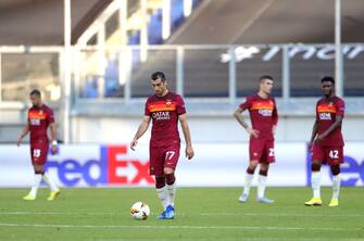 DUISBURG, GERMANY - AUGUST 06: Henrikh Mkhitaryan of Roma walks back to the half-way line after conceding during the UEFA Europa League round of 16 single-leg match between Sevilla FC and AS Roma at MSV Arena on August 06, 2020 in Duisburg, Germany. (Photo by Friedemann Vogel/Pool via Getty Images)
