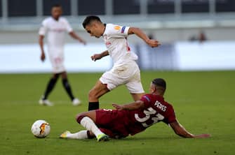 DUISBURG, GERMANY - AUGUST 06: Sergio Reguilon of Sevilla is tackled by Bruno Peres of Roma during the UEFA Europa League round of 16 single-leg match between Sevilla FC and AS Roma at MSV Arena on August 06, 2020 in Duisburg, Germany. (Photo by Friedemann Vogel/Pool via Getty Images)