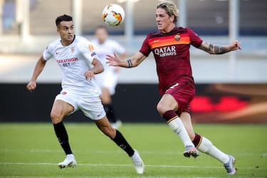 epa08588095 Sevilla's Sergio Reguilon (L) in action against Roma s Nicolo Zaniolo (R) during the UEFA Europa League Round of 16 soccer match between Sevilla FC and AS Roma in Duisburg, Germany, 06 August 2020.  EPA/Friedemann Vogel / POOL