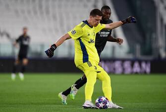 Juventus' Polish goalkeeper Wojciech Szczesny kicks the ball during the UEFA Champions League round of 16 second leg football match between Juventus and Olympique Lyonnais (OL), played behind closed doors due to the spread of the COVID-19 infection, caused by the novel coronavirus, at the Juventus stadium, in Turin , on August 7, 2020. (Photo by Miguel MEDINA / AFP) (Photo by MIGUEL MEDINA/AFP via Getty Images)
