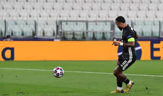 Lyon's Dutch forward Memphis Depay scores a penalty kick during the UEFA Champions League round of 16 second leg football match between Juventus and Olympique Lyonnais (OL), played behind closed doors due to the spread of the COVID-19 infection, caused by the novel coronavirus, at the Juventus stadium, in Turin , on August 7, 2020. (Photo by Miguel MEDINA / AFP) (Photo by MIGUEL MEDINA/AFP via Getty Images)