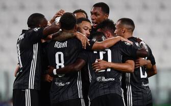 Lyon's Dutch forward Memphis Depay (C) celebrates with teammates after scoring his team's first goal during the UEFA Champions League round of 16 second leg football match between Juventus and Olympique Lyonnais (OL), played behind closed doors due to the spread of the COVID-19 infection, caused by the novel coronavirus, at the Juventus stadium, in Turin , on August 7, 2020. (Photo by Miguel MEDINA / AFP) (Photo by MIGUEL MEDINA/AFP via Getty Images)