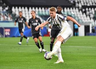TURIN, ITALY - AUGUST 07: Matthijs De Ligt of Juventus crosses the ball during the UEFA Champions League round of 16 second leg match between Juventus and Olympique Lyon at Allianz Stadium on August 07, 2020 in Turin, Italy. (Photo by Valerio Pennicino/Getty Images)