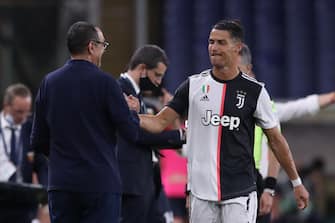GENOA, ITALY - JUNE 30: Juventus's Italian Head coach Maurizio Sarri compliment Portuguese striker Cristiano Ronaldo as he is substituted during the Serie A match between Genoa CFC and  Juventus at Stadio Luigi Ferraris on June 30, 2020 in Genoa, Italy. (Photo by Jonathan Moscrop/Getty Images)