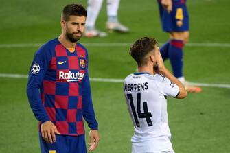 Napoli's Belgian forward Dries Mertens reacts after failing to score a goal next to Barcelona's Spanish defender Gerard Pique (L) during the UEFA Champions League round of 16 second leg football match between FC Barcelona and Napoli at the Camp Nou stadium in Barcelona on August 8, 2020. (Photo by LLUIS GENE / AFP) (Photo by LLUIS GENE/AFP via Getty Images)