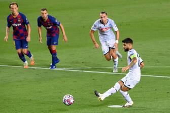 Napoli's Italian forward Lorenzo Insigne scores a penalty kick during the UEFA Champions League round of 16 second leg football match between FC Barcelona and Napoli at the Camp Nou stadium in Barcelona on August 8, 2020. (Photo by LLUIS GENE / AFP) (Photo by LLUIS GENE/AFP via Getty Images)