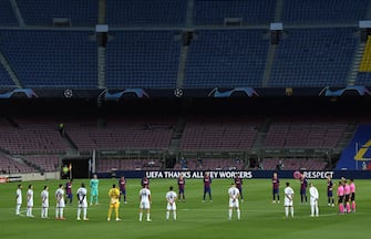 BARCELONA, SPAIN - AUGUST 08: Players stand for a minutes silence for the victims of Coronavirus during the UEFA Champions League round of 16 second leg match between FC Barcelona and SSC Napoli at Camp Nou on August 08, 2020 in Barcelona, Spain.  (Photo by David Ramos/Getty Images)