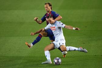 BARCELONA, SPAIN - AUGUST 08: Ivan Rakitic of Barcelona  battles for possession with  Fabian Ruiz of SSC Napoli during the UEFA Champions League round of 16 second leg match between FC Barcelona and SSC Napoli at Camp Nou on August 08, 2020 in Barcelona, Spain.  (Photo by David Ramos/Getty Images)