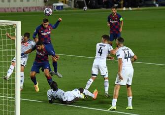BARCELONA, SPAIN - AUGUST 08: Clement Lenglet of Barcelona scores his sides first goal during the UEFA Champions League round of 16 second leg match between FC Barcelona and SSC Napoli at Camp Nou on August 08, 2020 in Barcelona, Spain.  (Photo by David Ramos/Getty Images)