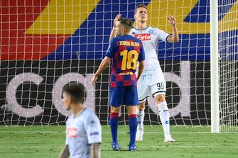 Napoli's Polish forward Arkadiusz Milik (R) reacts after scoring a goal that was disallowed due to an offside during the UEFA Champions League round of 16 second leg football match between FC Barcelona and Napoli at the Camp Nou stadium in Barcelona on August 8, 2020. (Photo by LLUIS GENE / AFP) (Photo by LLUIS GENE/AFP via Getty Images)