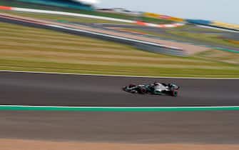 Mercedes' British driver Lewis Hamilton steers his car during the qualifying session of the F1 70th Anniversary Grand Prix at Silverstone on August 8, 2020 in Northampton. - This weekend's race will commemorate the 70th anniversary of the inaugural world championship race, held at Silverstone in 1950. (Photo by Will Oliver / POOL / AFP) (Photo by WILL OLIVER/POOL/AFP via Getty Images)