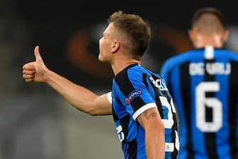 Inter Milan's Italian midfielder Nicolo Barella (L) celebrates scoring the opening goal with his teammates during the UEFA Europa League quarter-final football match Inter Milan v Bayer 04 Leverkusen at the Duesseldorf Arena on August 10, 2020 in Duesseldorf, western Germany. (Photo by Martin Meissner / POOL / AFP) (Photo by MARTIN MEISSNER/POOL/AFP via Getty Images)