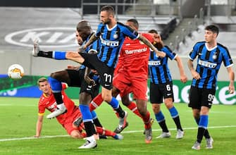 Inter Milan's Croatian midfielder Marcelo Brozovic jumps for the ball during the UEFA Europa League quarter-final football match Inter Milan v Bayer 04 Leverkusen at the Duesseldorf Arena on August 10, 2020 in Duesseldorf, western Germany. (Photo by Martin Meissner / POOL / AFP) (Photo by MARTIN MEISSNER/POOL/AFP via Getty Images)