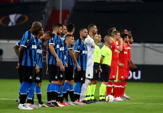 DUESSELDORF, GERMANY - AUGUST 10: Players of Internazionale and Bayer 04 Leverkusen line up prior to the UEFA Europa League Quarter Final between FC Internazionale and Bayer 04 Leverkusen at Merkur Spiel-Arena on August 10, 2020 in Duesseldorf, Germany. (Photo by Dean Mouhtaropoulos/Getty Images)