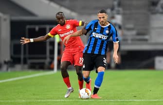 DUESSELDORF, GERMANY - AUGUST 10: Danilo D'Ambrosio of Inter Milan battles for possession with Moussa Diaby of Bayer Leverkusen during the UEFA Europa League Quarter Final between FC Internazionale and Bayer 04 Leverkusen at Merkur Spiel-Arena on August 10, 2020 in Duesseldorf, Germany. (Photo by Martin Meissner/Pool via Getty Images)