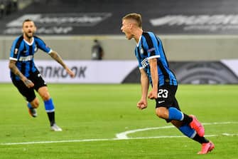 DUESSELDORF, GERMANY - AUGUST 10: Nicolo Barella of Inter Milan celebrates after scoring his sides first goal during the UEFA Europa League Quarter Final between Inter and Bayer 04 Leverkusen at Merkur Spiel-Arena on August 10, 2020 in Duesseldorf, Germany. (Photo by Martin Meissner/Pool via Getty Images)