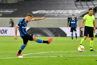 DUESSELDORF, GERMANY - AUGUST 10: Nicolo Barella of Inter Milan scores his sides first goal during the UEFA Europa League Quarter Final between FC Internazionale and Bayer 04 Leverkusen at Merkur Spiel-Arena on August 10, 2020 in Duesseldorf, Germany. (Photo by Martin Meissner/Pool via Getty Images)