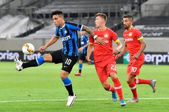 DUESSELDORF, GERMANY - AUGUST 10: Lautaro Martinez of Inter Milan is put under pressure by Daley Sinkgraven of Bayer Leverkusen during the UEFA Europa League Quarter Final between FC Internazionale and Bayer 04 Leverkusen at Merkur Spiel-Arena on August 10, 2020 in Duesseldorf, Germany. (Photo by Martin Meissner/Pool via Getty Images)