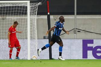 DUESSELDORF, GERMANY - AUGUST 10: Romelu Lukaku of Inter Milan celebrates after scoring his sides second goal during the UEFA Europa League Quarter Final between FC Internazionale and Bayer 04 Leverkusen at Merkur Spiel-Arena on August 10, 2020 in Duesseldorf, Germany. (Photo by Dean Mouhtaropoulos/Getty Images)