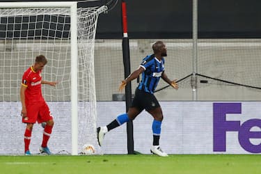 DUESSELDORF, GERMANY - AUGUST 10: Romelu Lukaku of Inter Milan celebrates after scoring his sides second goal during the UEFA Europa League Quarter Final between FC Internazionale and Bayer 04 Leverkusen at Merkur Spiel-Arena on August 10, 2020 in Duesseldorf, Germany. (Photo by Dean Mouhtaropoulos/Getty Images)