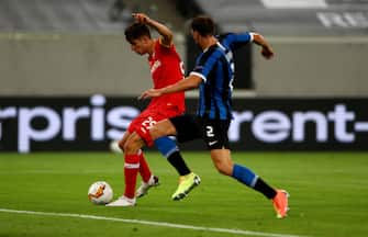DUESSELDORF, GERMANY - AUGUST 10: Kai Havertz of Bayer Leverkusen scores his team's first goal past Diego Godin of Inter Milan during the UEFA Europa League Quarter Final between FC Internazionale and Bayer 04 Leverkusen at Merkur Spiel-Arena on August 10, 2020 in Duesseldorf, Germany. (Photo by Dean Mouhtaropoulos/Getty Images)