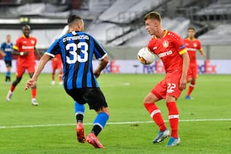 DUESSELDORF, GERMANY - AUGUST 10: Daley Sinkgraven blocks the ball resulting in a penalty that was overturned following a VAR review during the UEFA Europa League Quarter Final between FC Internazionale and Bayer 04 Leverkusen at Merkur Spiel-Arena on August 10, 2020 in Duesseldorf, Germany. (Photo by Martin Meissner/Pool via Getty Images)