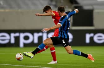 DUESSELDORF, GERMANY - AUGUST 10: Kai Havertz of Bayer Leverkusen scores his sides first goal past Diego Godin of Inter Milan during the UEFA Europa League Quarter Final between FC Internazionale and Bayer 04 Leverkusen at Merkur Spiel-Arena on August 10, 2020 in Duesseldorf, Germany. (Photo by Dean Mouhtaropoulos/Getty Images)