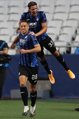 Atalanta's Croatian midfielder Mario Pasalic (front) celebrates with Atalanta's Dutch defender Hans Hateboer after scoring a goal during the UEFA Champions League quarter-final football match between Atalanta and Paris Saint-Germain at the Luz Stadium in Lisbon on August 12, 2020. (Photo by RAFAEL MARCHANTE / POOL / AFP) (Photo by RAFAEL MARCHANTE/POOL/AFP via Getty Images)