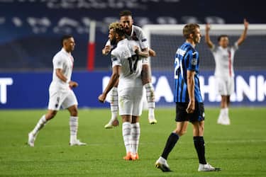 LISBON, PORTUGAL - AUGUST 12: Eric Maxim Choupo-Moting of Paris Saint-Germain celebrates victory with Neymar during the UEFA Champions League Quarter Final match between Atalanta and Paris Saint-Germain at Estadio do Sport Lisboa e Benfica on August 12, 2020 in Lisbon, Portugal. (Photo by David Ramos/Getty Images)