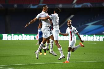 LISBON, PORTUGAL - AUGUST 12: Marquinhos of Paris Saint-Germain celebrates with Thilo Kehrer after scoring his team's first goal during the UEFA Champions League Quarter Final match between Atalanta and Paris Saint-Germain at Estadio do Sport Lisboa e Benfica on August 12, 2020 in Lisbon, Portugal. (Photo by David Ramos/Getty Images)