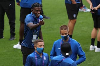 Atalanta's Colombian forward Duvan Zapata (C) jokes with teammates during a walk-around the Luz stadium in Lisbon on August 11, 2020 on the eve of the UEFA Champions League quarter-final football match between Atalanta and Paris Saint-Germain. (Photo by RAFAEL MARCHANTE / POOL / AFP) (Photo by RAFAEL MARCHANTE/POOL/AFP via Getty Images)